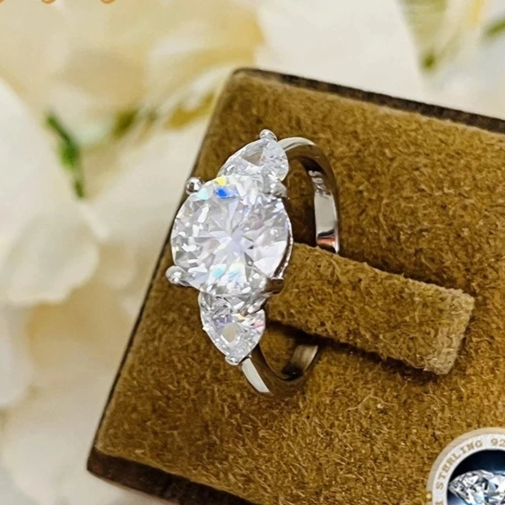 Awesome 3 Stone GRA Certified 2.80ctw Diamond Ring. Side Stones Cut As Heart's - Picture 4 of 15